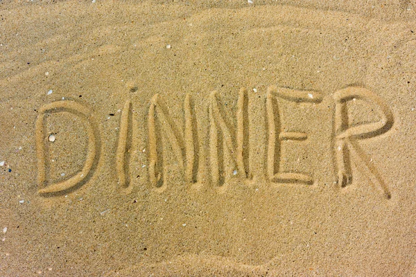 Aufschrift "Abendessen" auf Sand — Stockfoto