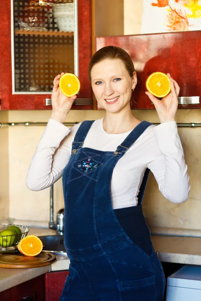 Sorrindo Bela Mulher Grávida Cozinha Com Laranja — Fotografia de Stock