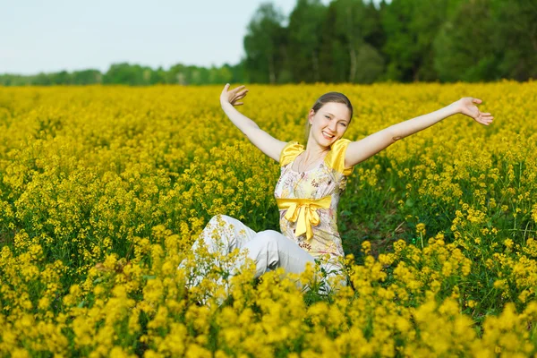 Женщина на желтом поле — стоковое фото