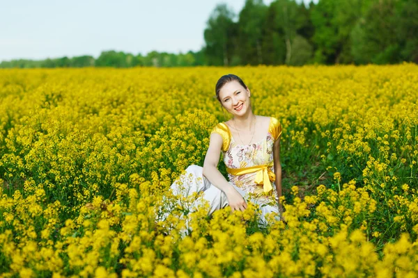 Mulher no campo amarelo — Fotografia de Stock