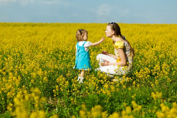 Moeder met baby op veld — Stockfoto