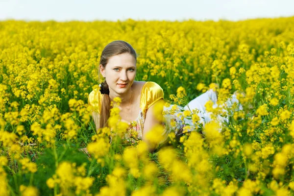 Mujer en campo amarillo —  Fotos de Stock