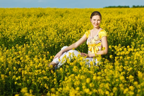 Щаслива жінка на полі — стокове фото