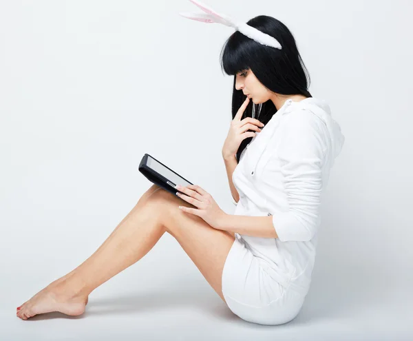 Young woman sitting with tablet pc — Stock Photo, Image