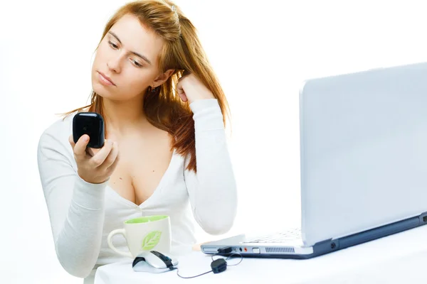 Senhora de negócios sobre branco frustrado com seu computador — Fotografia de Stock