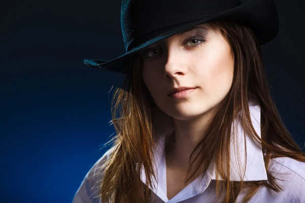 Mujer con sombrero y sombra de ojos negra —  Fotos de Stock