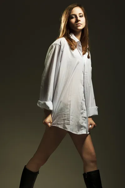 Mooie brunette vrouw in elegante shirt, — Stockfoto