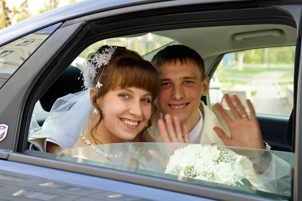 Das Paar im Hochzeitsauto — Stockfoto