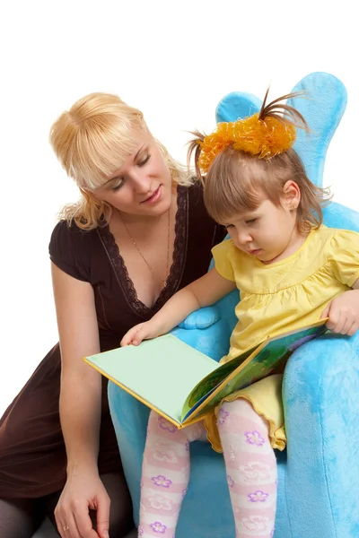 母亲和女儿读书 — 图库照片