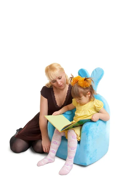 母亲和女儿读书 — 图库照片