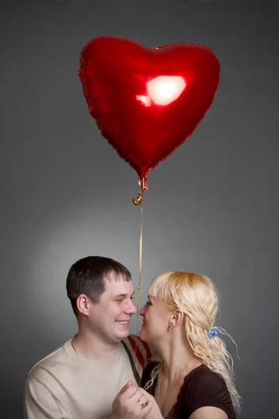 Lovely couple with red balloon — Stock Photo, Image
