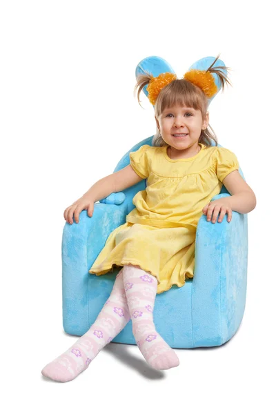 Roztomilá holčička v modrém křesle — Stock fotografie