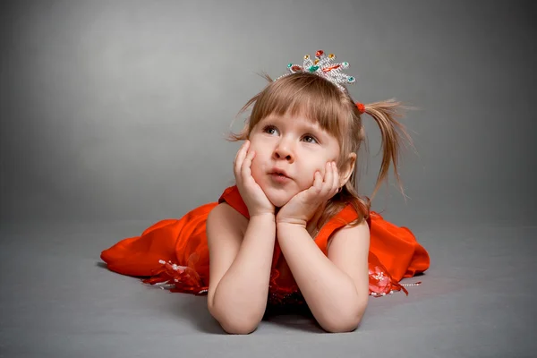 Kleine Prinzessin legt auf — Stockfoto