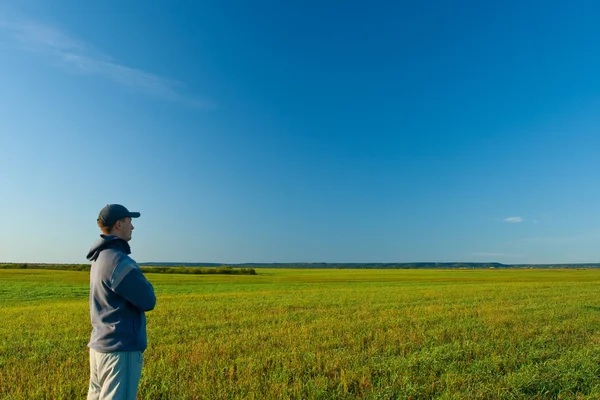 Człowiek stojący na polu — Zdjęcie stockowe