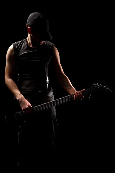 Hombre tocando en la guitarra — Foto de Stock