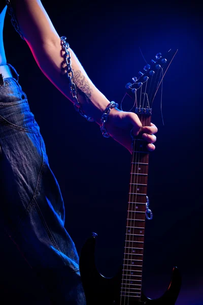 Homem mão segurando guitarra — Fotografia de Stock