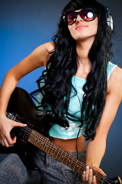 Mulher segurando guitarra — Fotografia de Stock