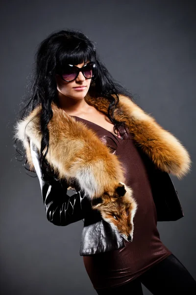 Mulher posando em jaqueta de couro — Fotografia de Stock
