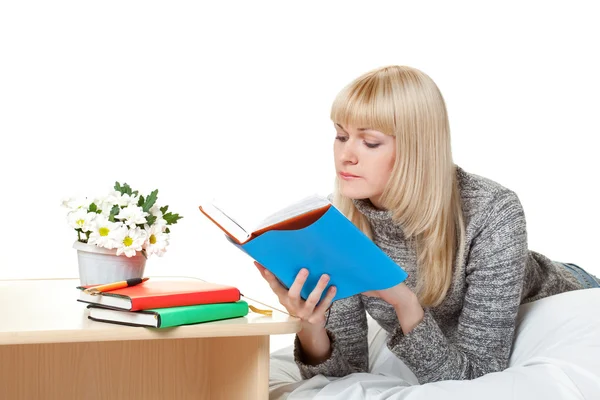 Žena čte knihu — Stock fotografie