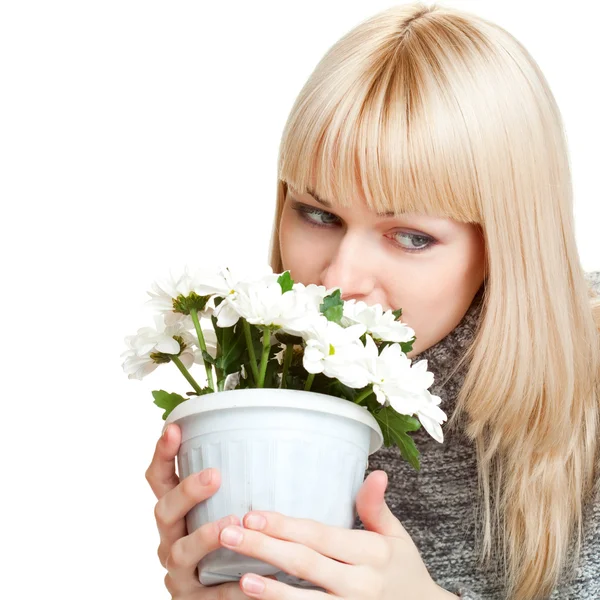 Frau träumt und hält Blumen — Stockfoto