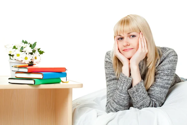 Blonde vrouw met boeken — Stockfoto