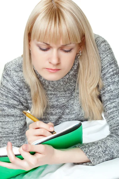 Femme blonde écrivant — Photo
