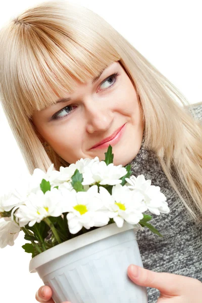 Nő fehér virágokkal — Stock Fotó