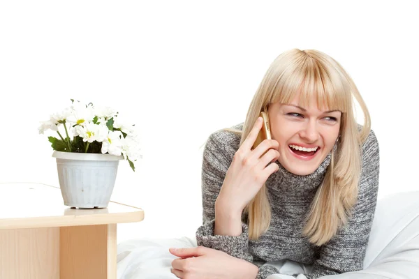 Mutlu bir kadın telefon ederken — Stok fotoğraf