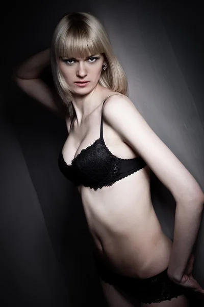 Donna in lingerie nera — Foto Stock