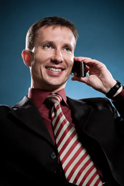 Homem de negócios feliz chamando por telefone — Fotografia de Stock
