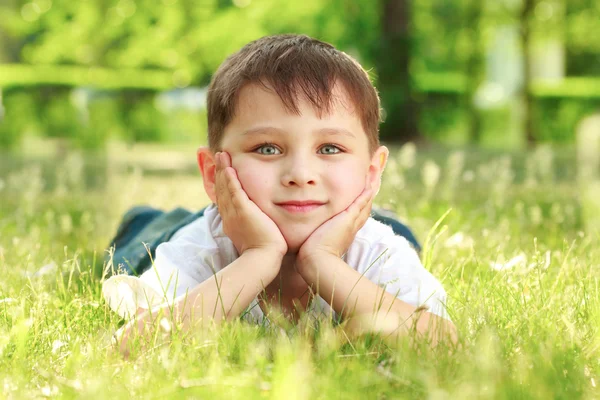 Boy laying o the grass — Stock Photo, Image