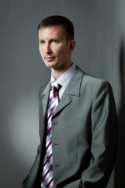 Portrait d'homme d'affaires sur gris — Photo
