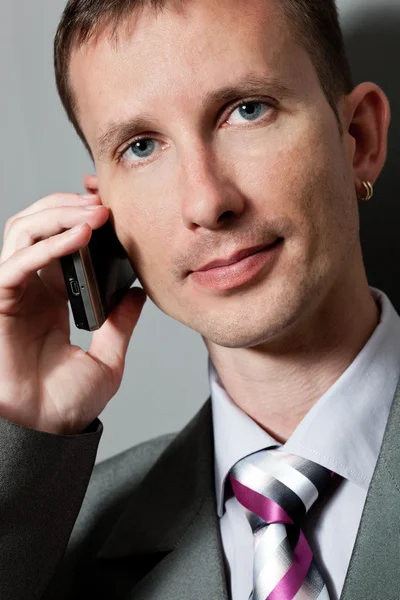 Närbild affärsman med telefonen — Stockfoto