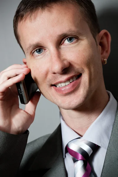 Крупный план улыбающийся бизнесмен с телефоном — стоковое фото