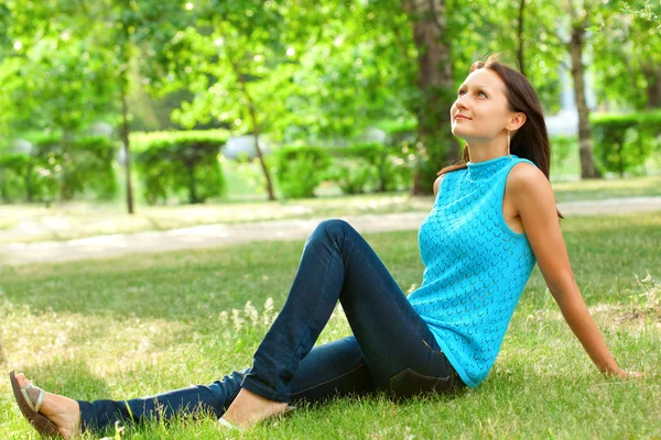 잔디에 앉아 행복 한 여자 — 스톡 사진