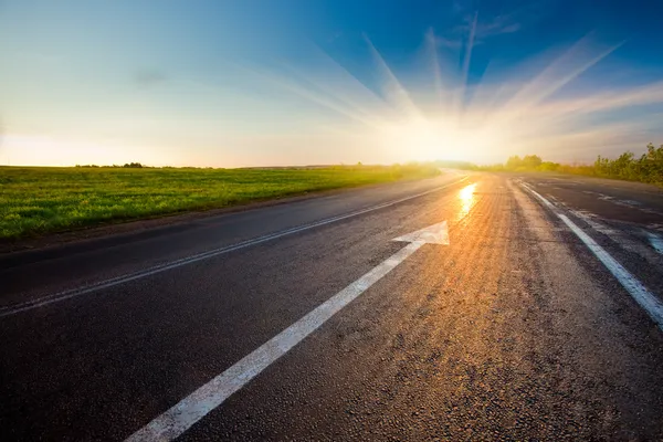 Gün batımına giden yol — Stok fotoğraf