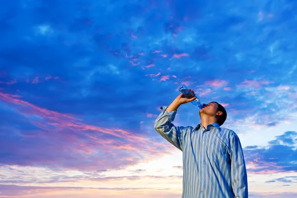 Człowiek do picia czystej wody — Zdjęcie stockowe