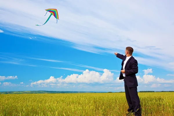 Zakenman en kite — Stockfoto