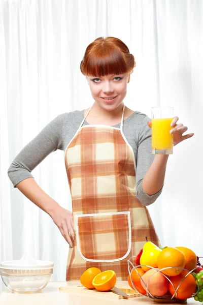 Ginger woman at kitchen — Stockfoto