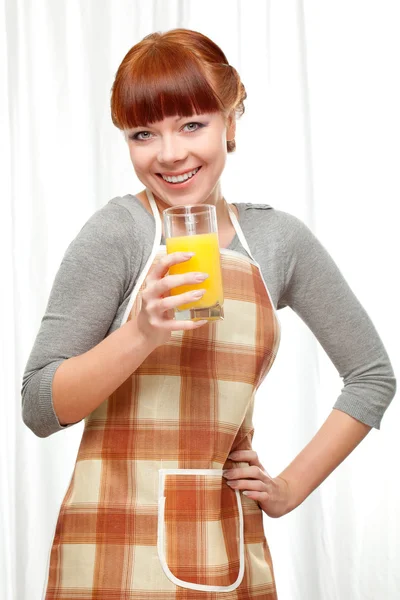Mulher de gengibre na cozinha — Fotografia de Stock