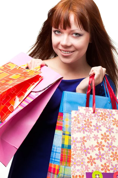 Рыжая женщина за покупками — стоковое фото