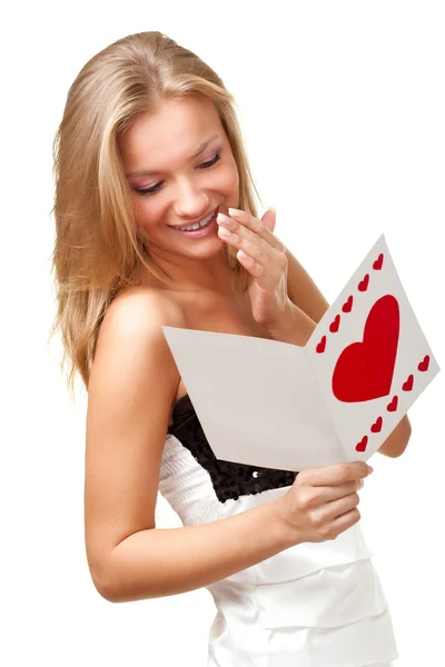 Blonde vrouw lezing briefkaart — Stockfoto