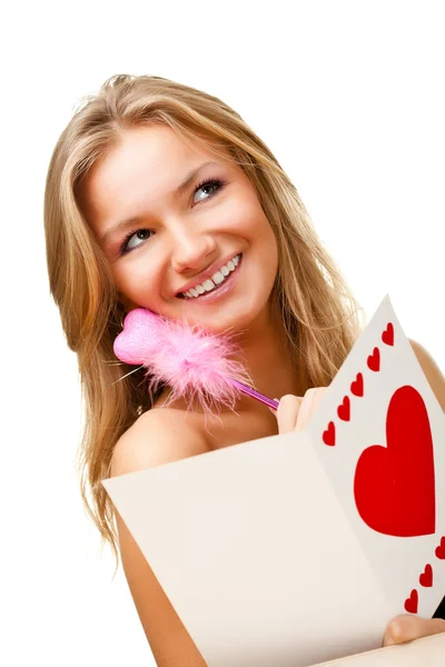 金髪の女性は白でバレンタイン カードを書く — ストック写真