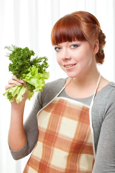 Mulher Gengibre Vestindo Avental Com Vegetação — Fotografia de Stock