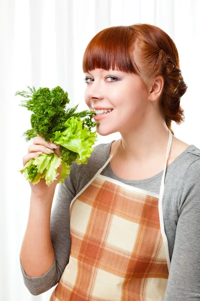 Mulher Gengibre Vestindo Avental Com Vegetação — Fotografia de Stock