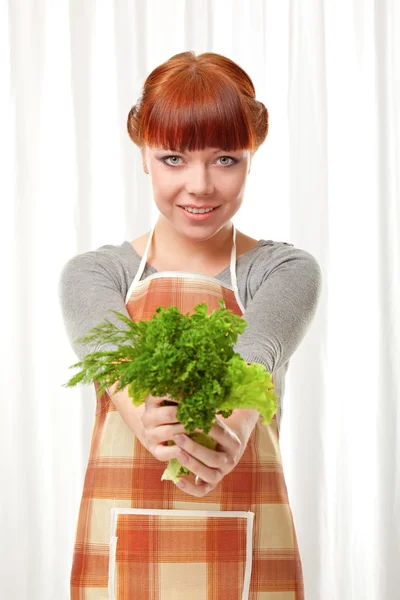 Jengibre Mujer Usando Delantal Con Vegetación Sobre Blanco — Foto de Stock