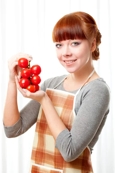 Ingwerfrau Trägt Schürze Mit Tomaten — Stockfoto