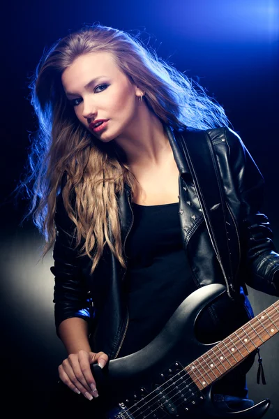 Femme Blonde Rock Star Portrait Avec Guitare — Photo