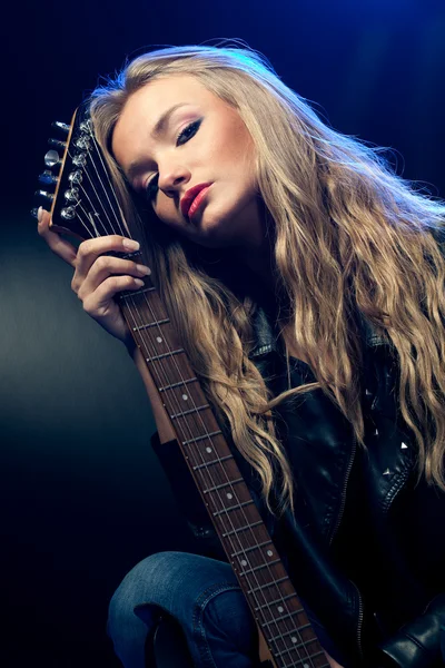 Blond Kvinna Rock Star Porträtt Med Gitarr — Stockfoto
