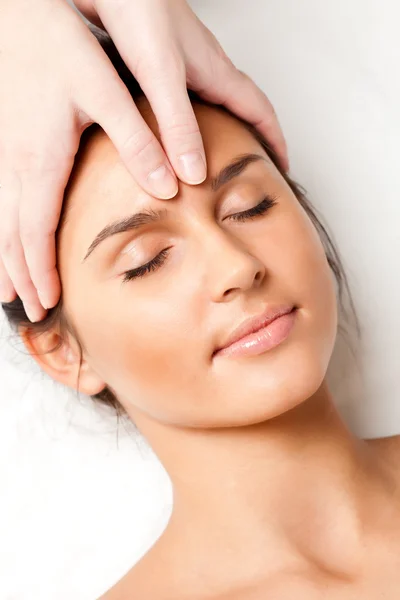 Mooie Vrouw Gezicht Massage Close Foto Ontvangen — Stockfoto